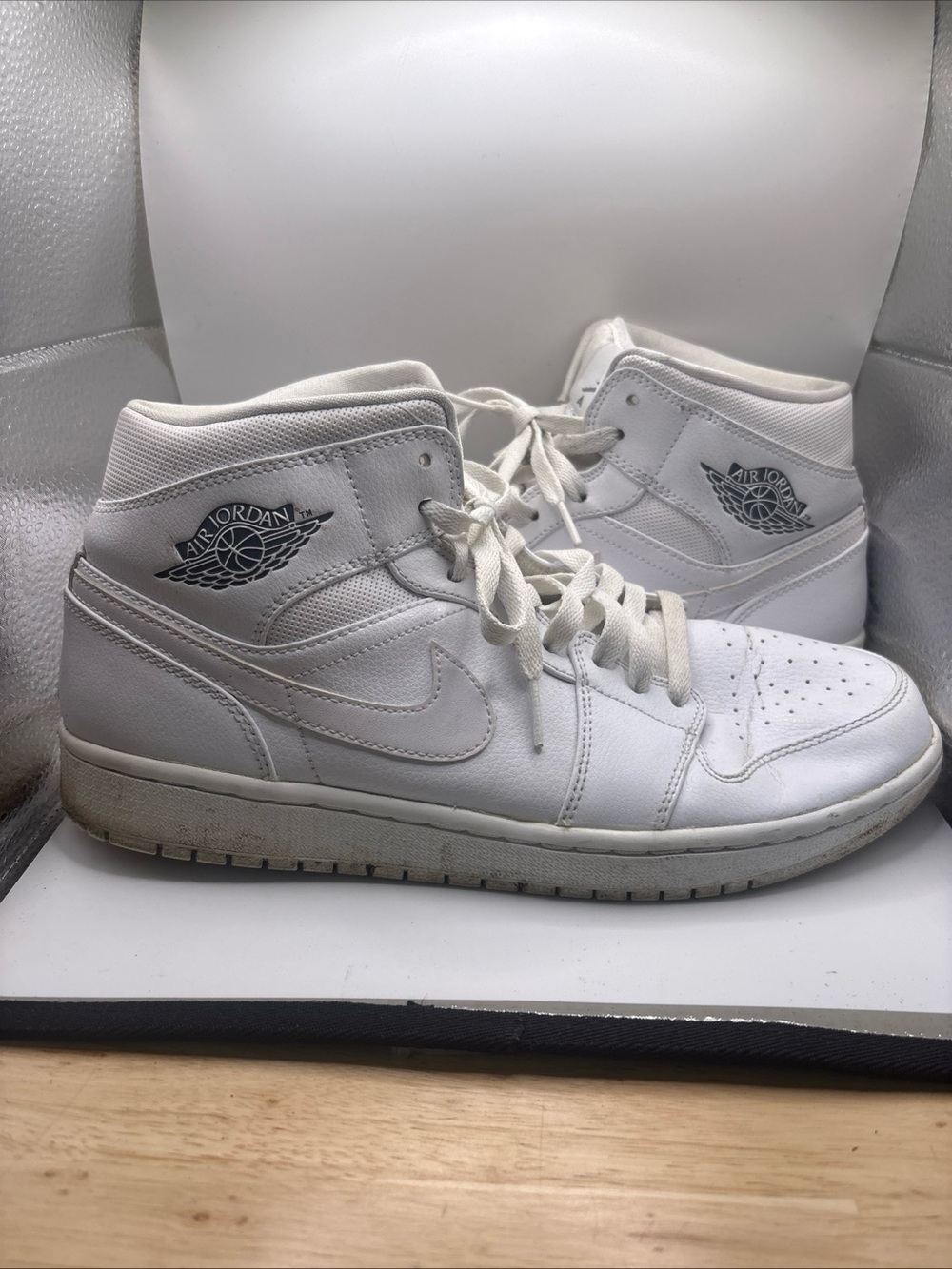 Nike Air Jordan 1 Mid White Cool Grey 554724 102)  US Size 9.5 Men Basketball